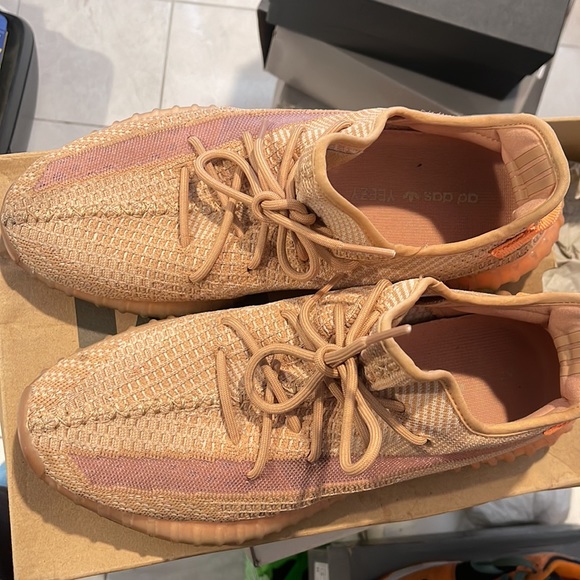 Yeezy 350 - Picture 2 of 4